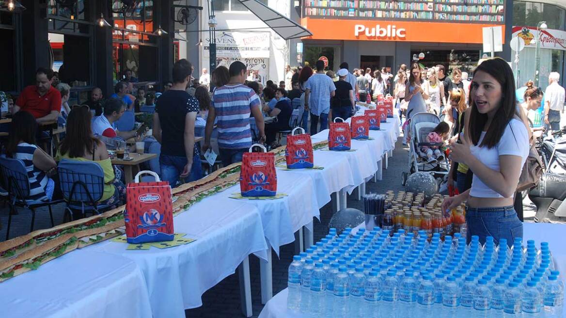 Βίντεο: Στα Τρίκαλα έφτιαξαν μπαγκέτα 40 μέτρων για ρεκόρ