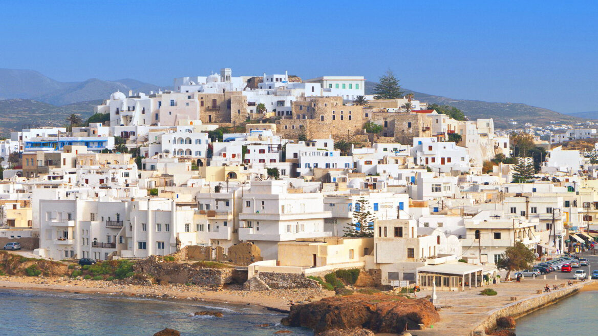 Daily Mail: Σερβιτόρες που χορεύουν και έρημες παραλίες μόνο στην Ελλάδα!