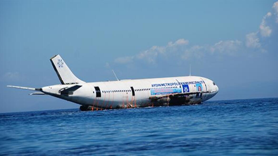 Βίντεο: Οι Τούρκοι βυθίζουν Airbus στα νερά του Αιγαίου