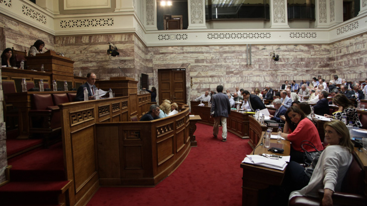Παραλήρημα χρυσαυγιτών στη Βουλή: Άντε γ... βλαχάρες!