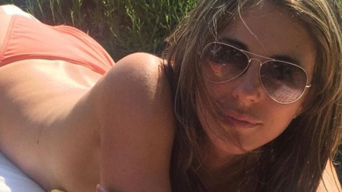 Τόπλες στα 50 της η Elizabeth Hurley