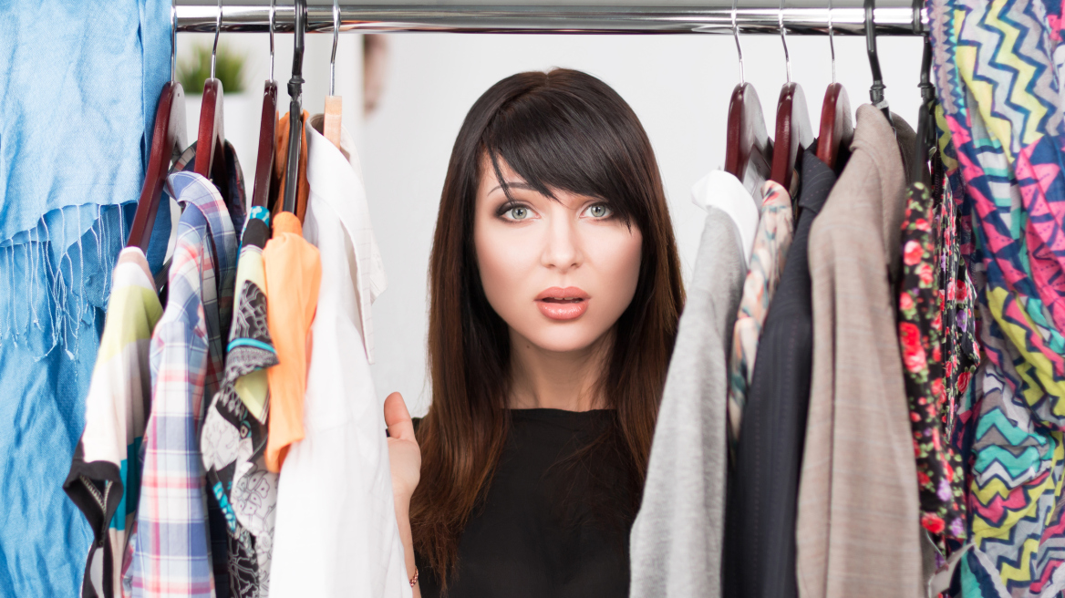 Έξι μήνες από τη ζωή μας σπαταλάμε για να... βρούμε τι θα φορέσουμε στο γραφείο