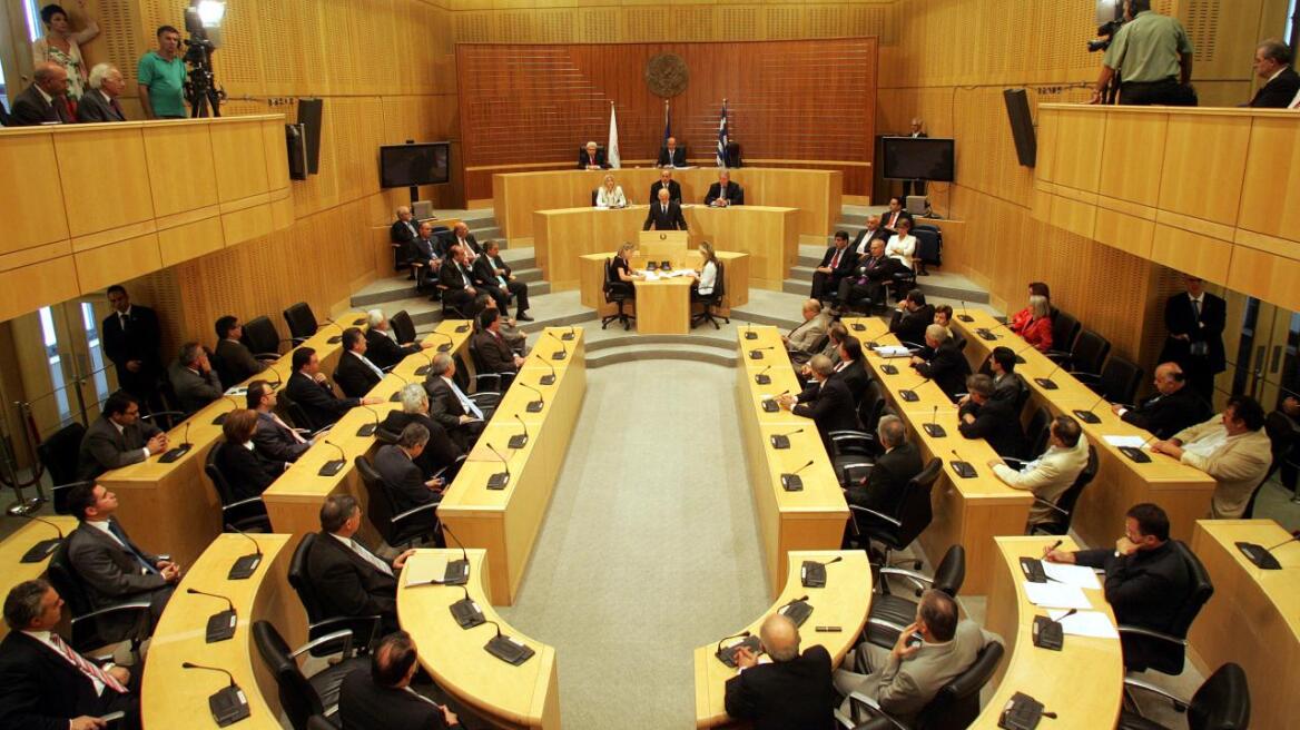 Κύπρος: Θα «πέφτει» πρόστιμο στους «κοπανατζήδες» βουλευτές