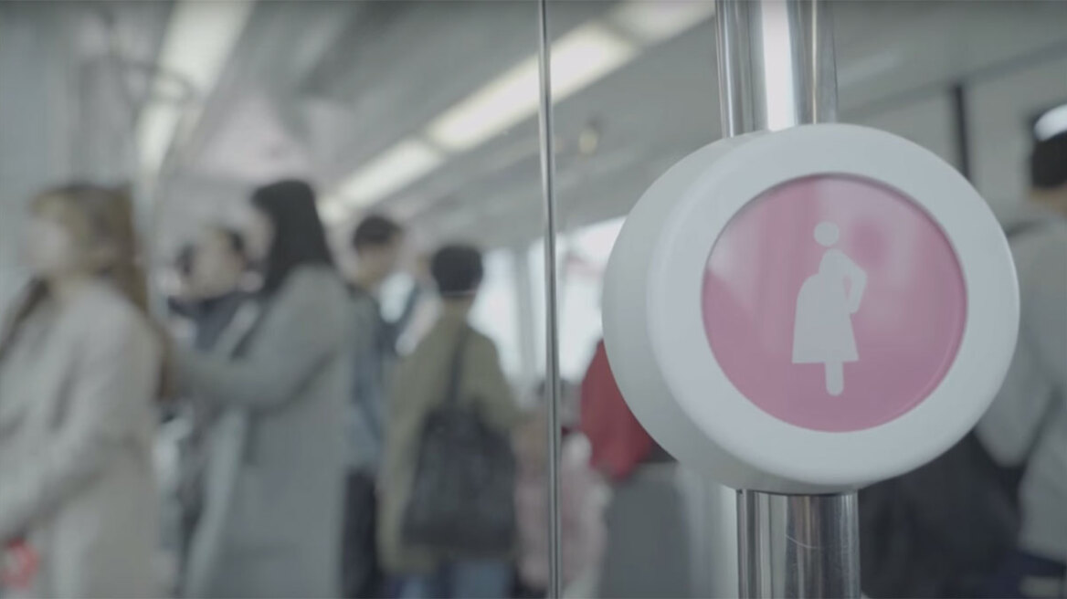 Το ροζ λαμπάκι που βρίσκει θέση στις εγκύους