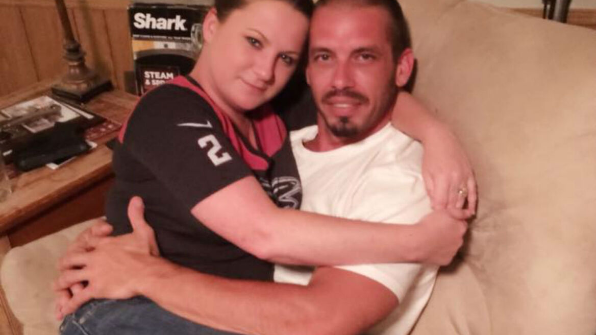 Παραιτήθηκε από τη δουλειά της για να... θηλάζει τον 36χρονο φίλο της!