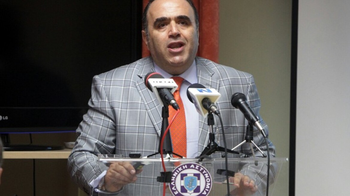 Ο Μανώλης Σφακιανάκης παρουσιάζει δύο νέα βιβλία του για το Ίντερνετ