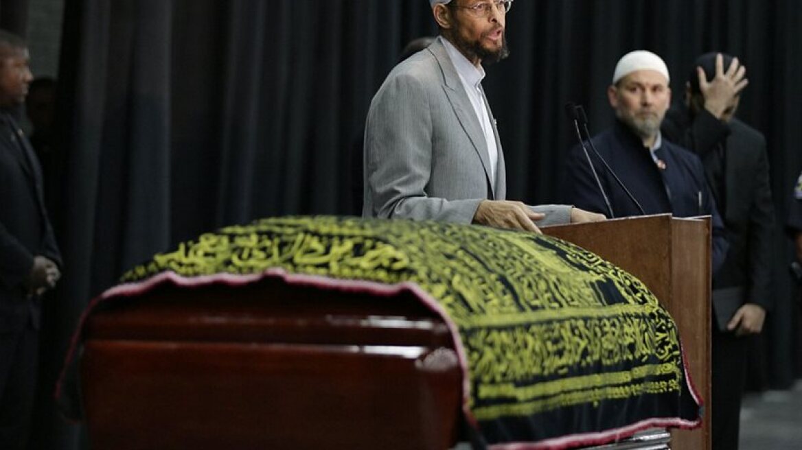 Hundreds of people attended Muslim prayer service for Muhammad Ali