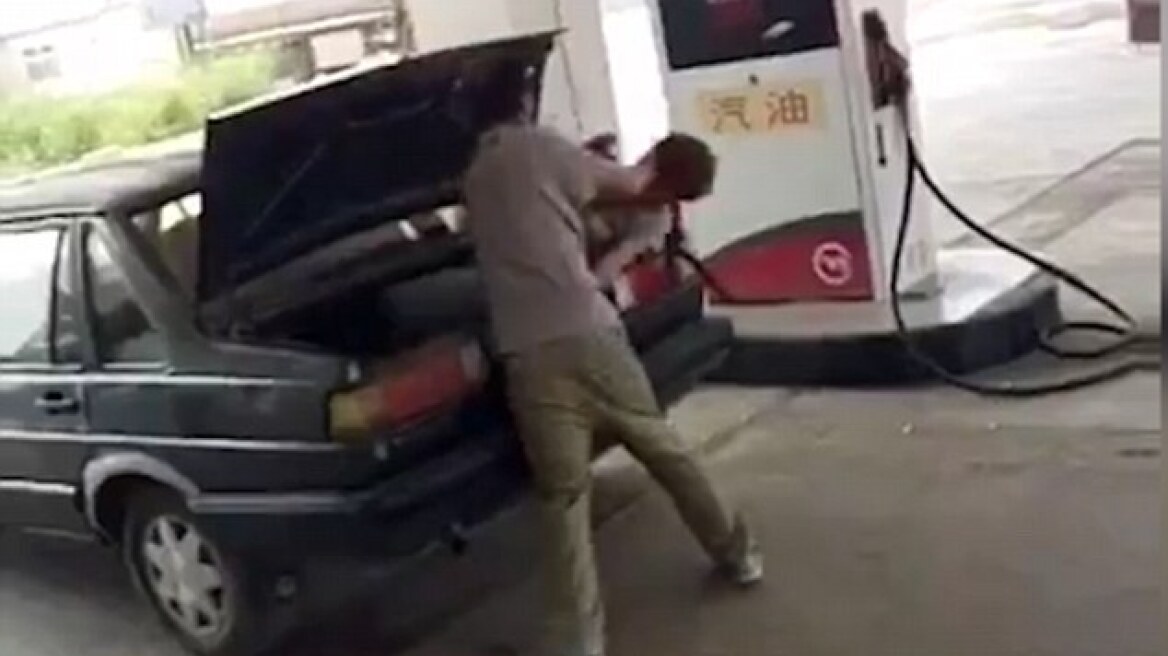 Βίντεο-σοκ: Χτυπάει τη γυναίκα του και τη βάζει στο πορτ μπαγκάζ