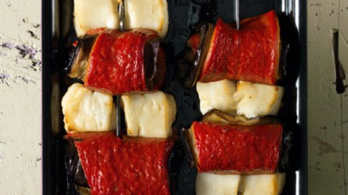 Σουβλάκια με μελιτζάνες, κόκκινες πιπεριές και χαλούμι