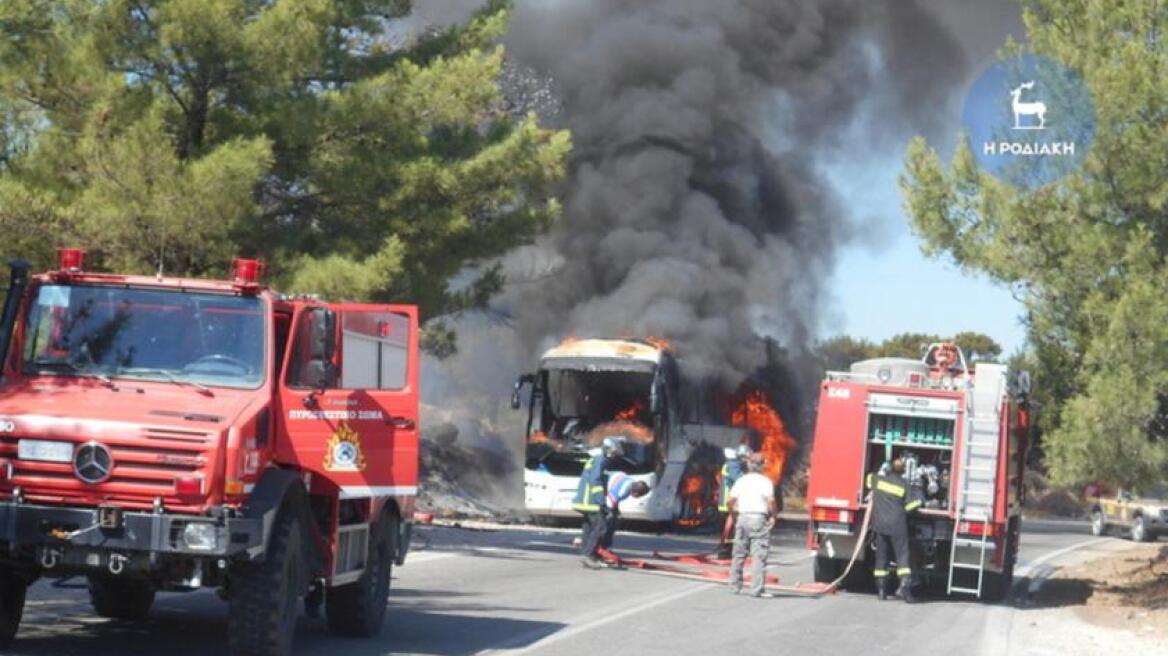 Φωτιά σε τουριστικό λεωφορείο στη Ρόδο