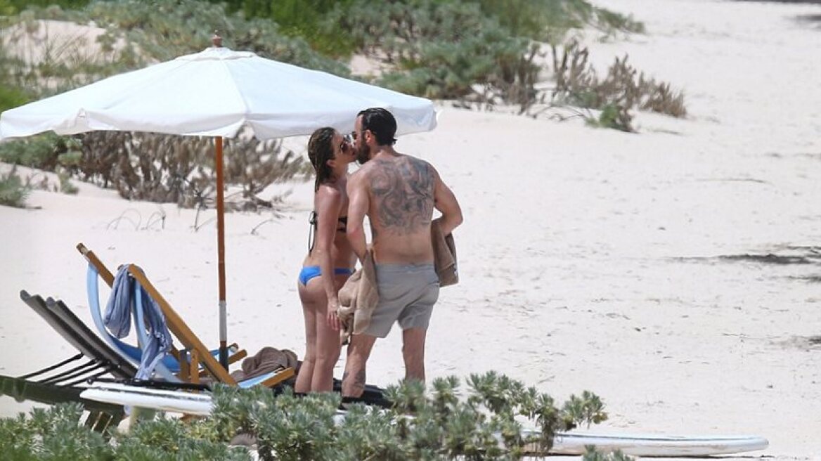 Sexy, bikini-clad Jennifer Anniston looks pregnant (photos)