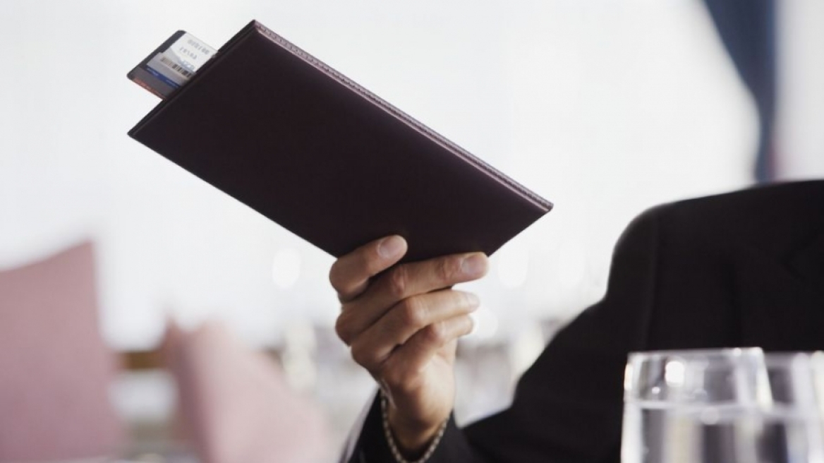 Μεθυσμένος πελάτης άφησε $1.000 πουρμπουάρ και το επόμενο πρωί επέστρεψε να τα πάρει!