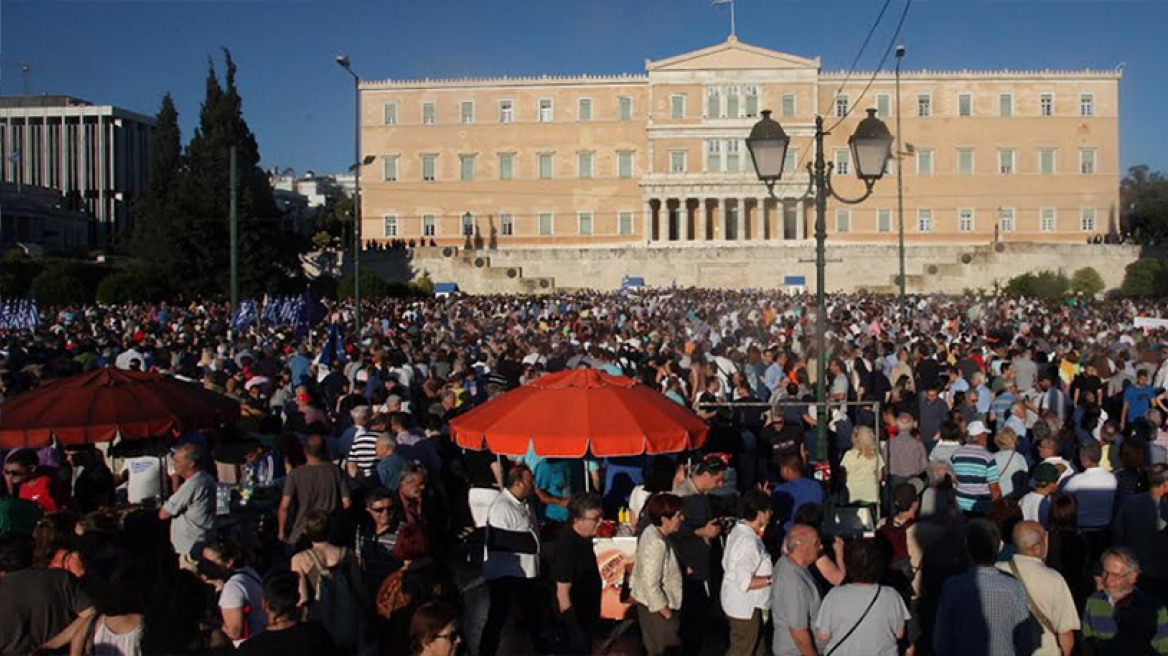 Χιλιάδες διαδηλωτές πήγαν στο Σύνταγμα για το κίνημα «Παραιτηθείτε»