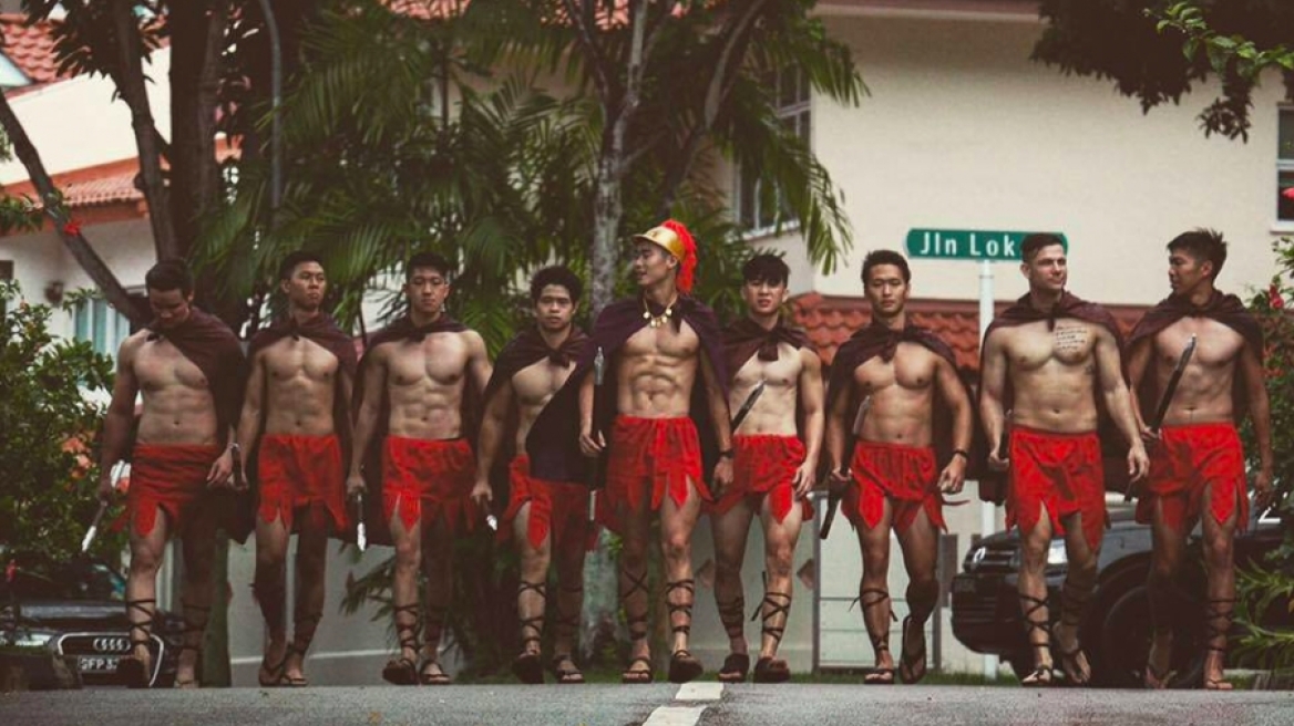 Σιγκαπούρη: Γαμπρός ντύθηκε... Σπαρτιάτης κι «έκλεψε» τη νύφη