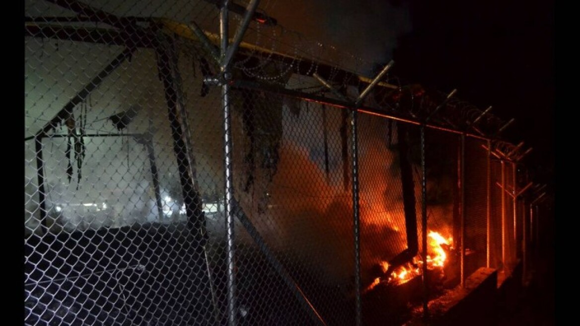 Λέσβος: Μετανάστες έβαλαν φωτιά σε κοντέινερ στη Μόρια 