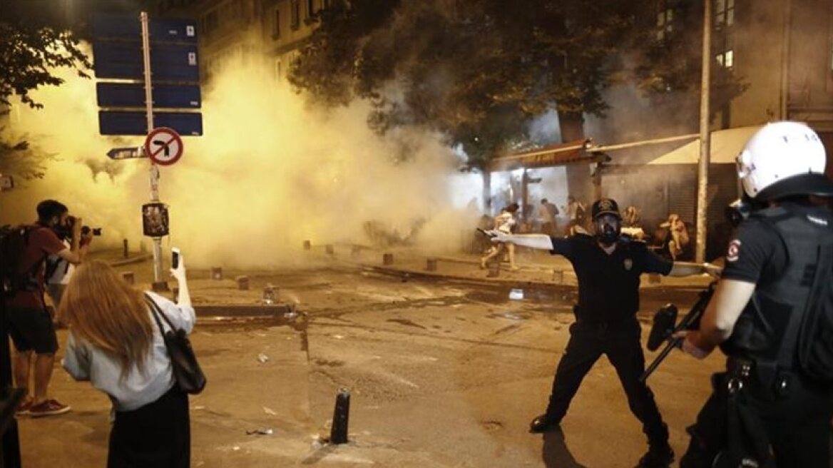 Police fire tear gas and rubber bullets at Radiohead fans in Istanbul