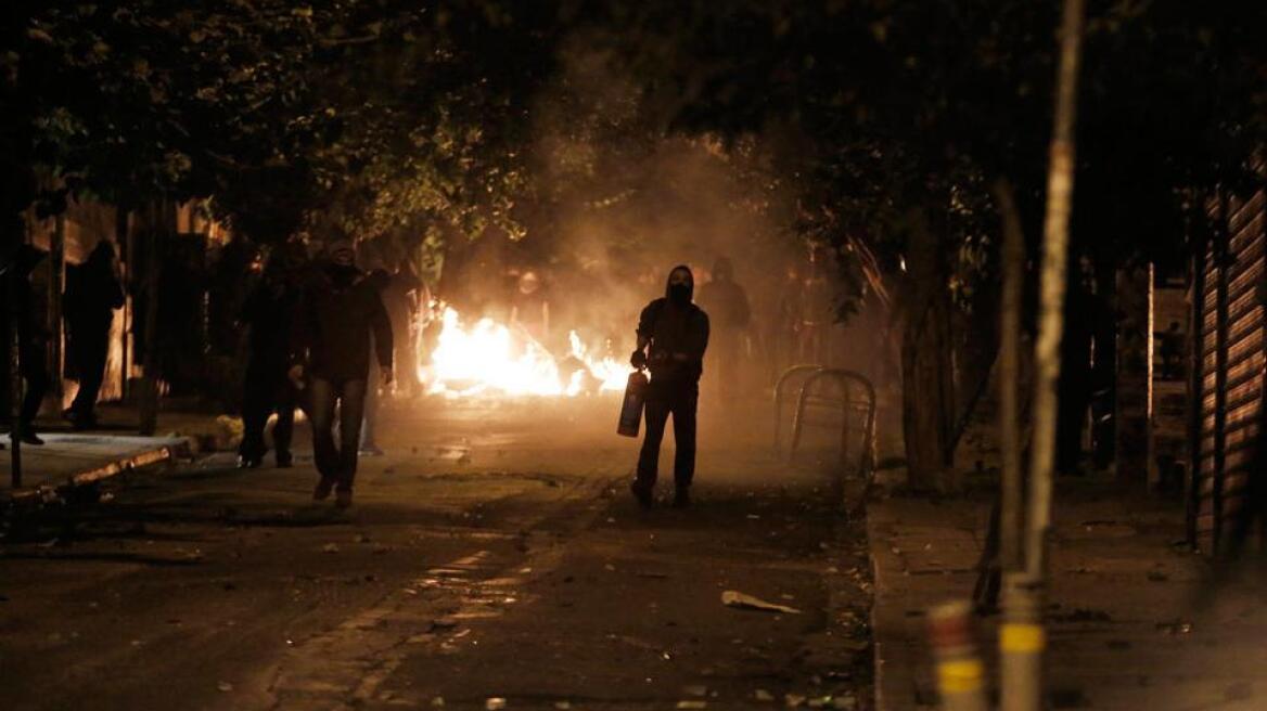 Μολότοφ σε διμοιρία των ΜΑΤ και σε κτίριο του υπουργείου Πολιτισμού