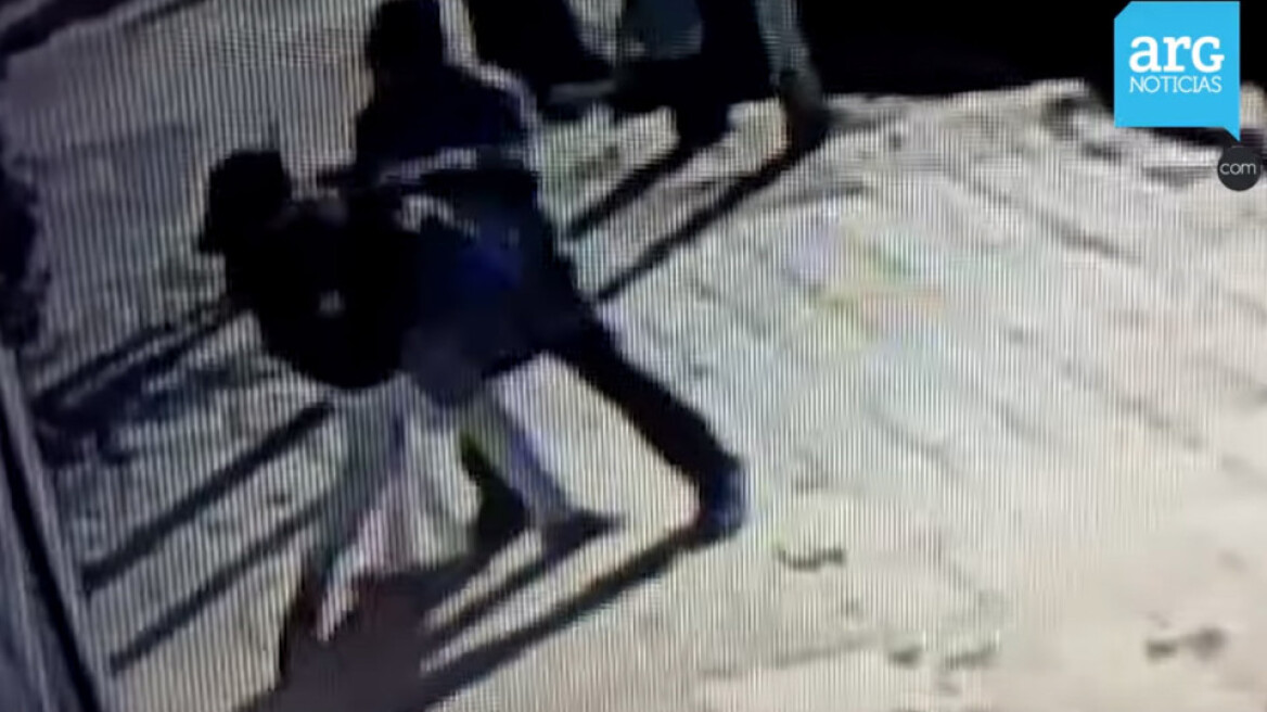 Βίντεο-σοκ: Άγνωστος προσπαθεί να αρπάξει βρέφος μέσα από την αγκαλιά της μητέρας του