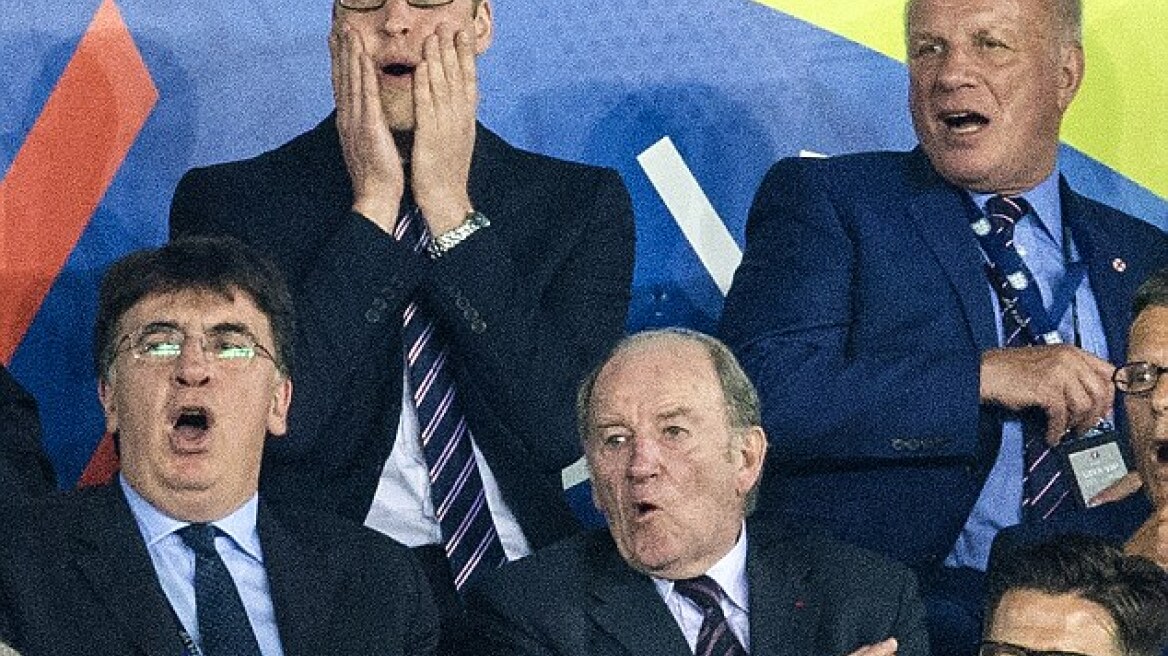 Ο πρίγκιπας Ουίλιαμ στο αεροπλάνο μαζί με 150 οπαδούς της Εθνικής Αγγλίας