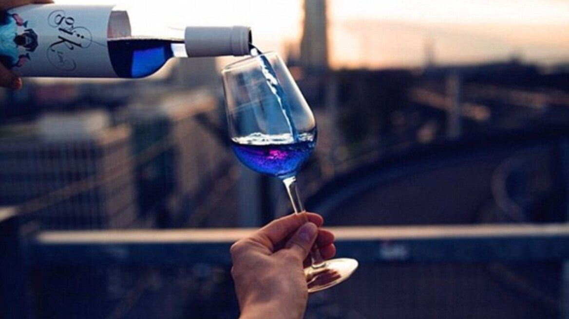 Στην Ισπανία πλέον μπορούν να πίνουν... μπλε κρασί