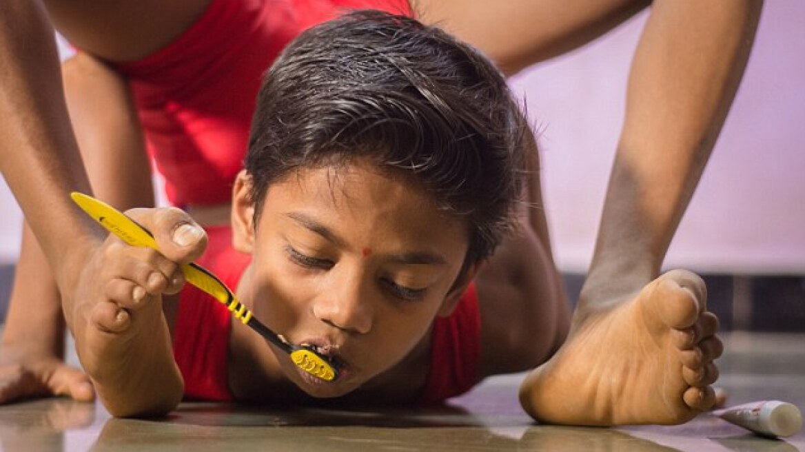 Βίντεο: Το αληθινό «παιδί-λάστιχο» είναι από την Ινδία