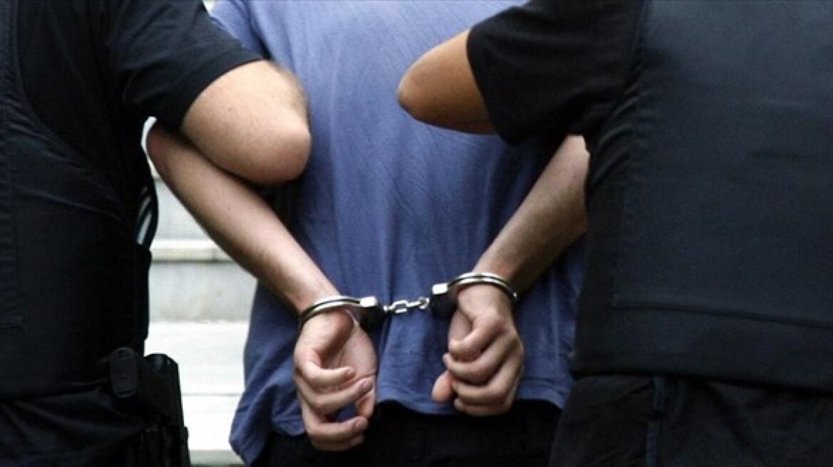 Εξαρθρώθηκε σπείρα που έκλεβε αμάξια και εμβόλιζε καταστήματα για να τα ληστέψει