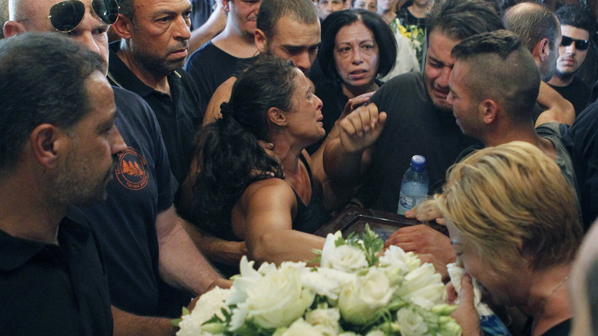 Οδύνη στην κηδεία του άτυχου δασοπυροσβέστη στην Κύπρο