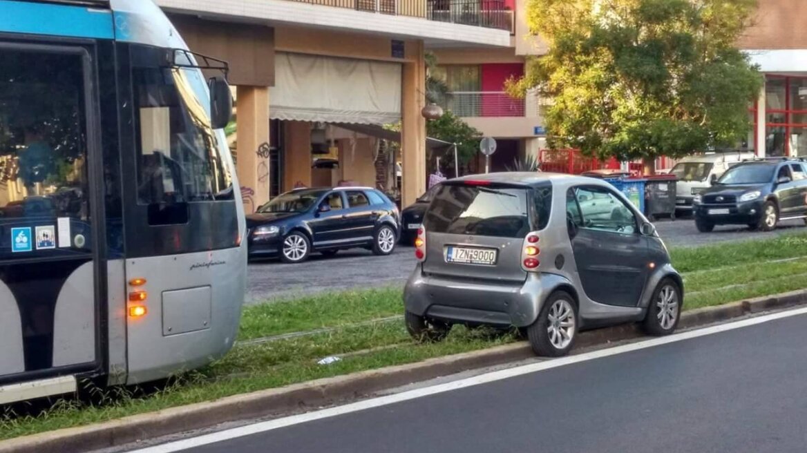 Πάρκαρε πάνω στη γραμμή του τραμ! 