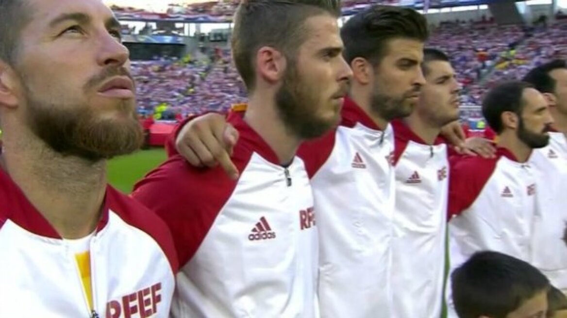 Βίντεο: Το μεσαίο δάχτυλο έδειξε ο Πικέ στον ύμνο της Ισπανίας!