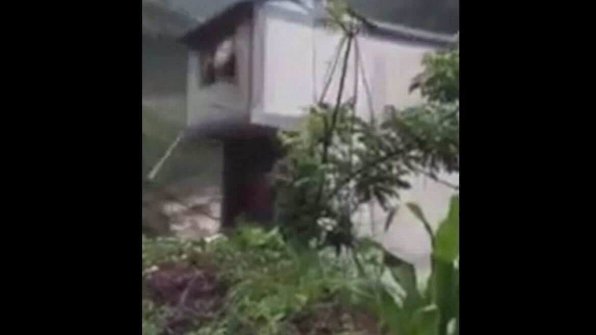 Βίντεο: Ποταμός «καταπίνει» τριώροφο κτήριο στην Κίνα