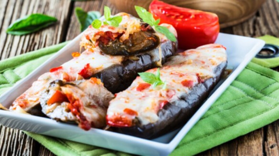 Παπουτσάκια με ντοματίνια, μοτσαρέλα και βασιλικό