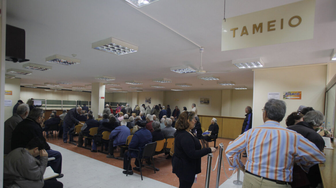 «Μαύρη τρύπα» 12 δισ. στα ταμεία - Δυο χρόνια στην ουρά για σύνταξη