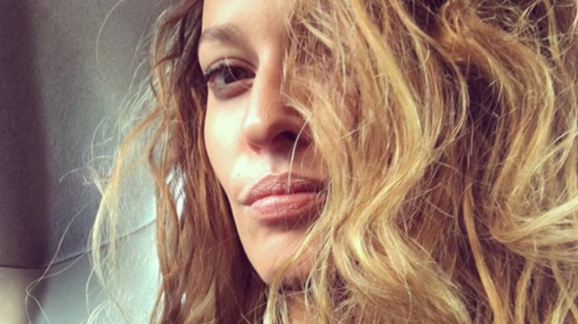 Sexy Sissy ditches work for a dive in the sea (photo)