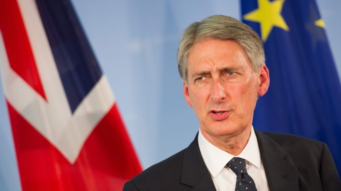 Βρετανός ΥΠΕΞ: Ο Κάμερον θα παραμείνει πρωθυπουργός