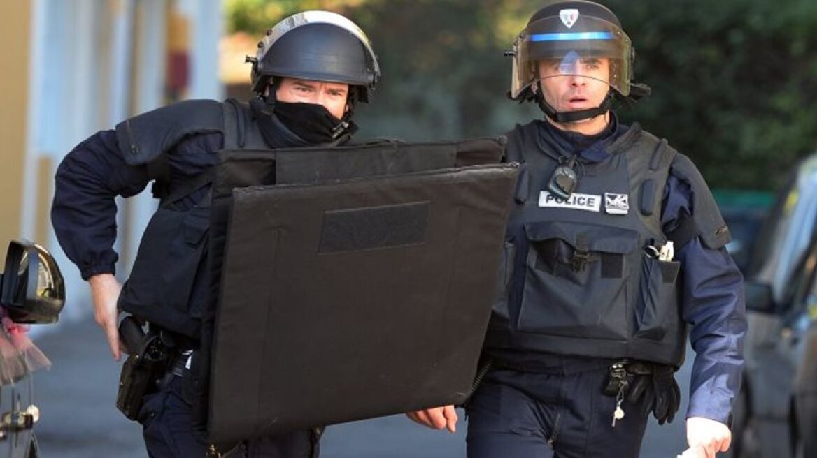 2 dead and 1 in juried in shooting in Marseille