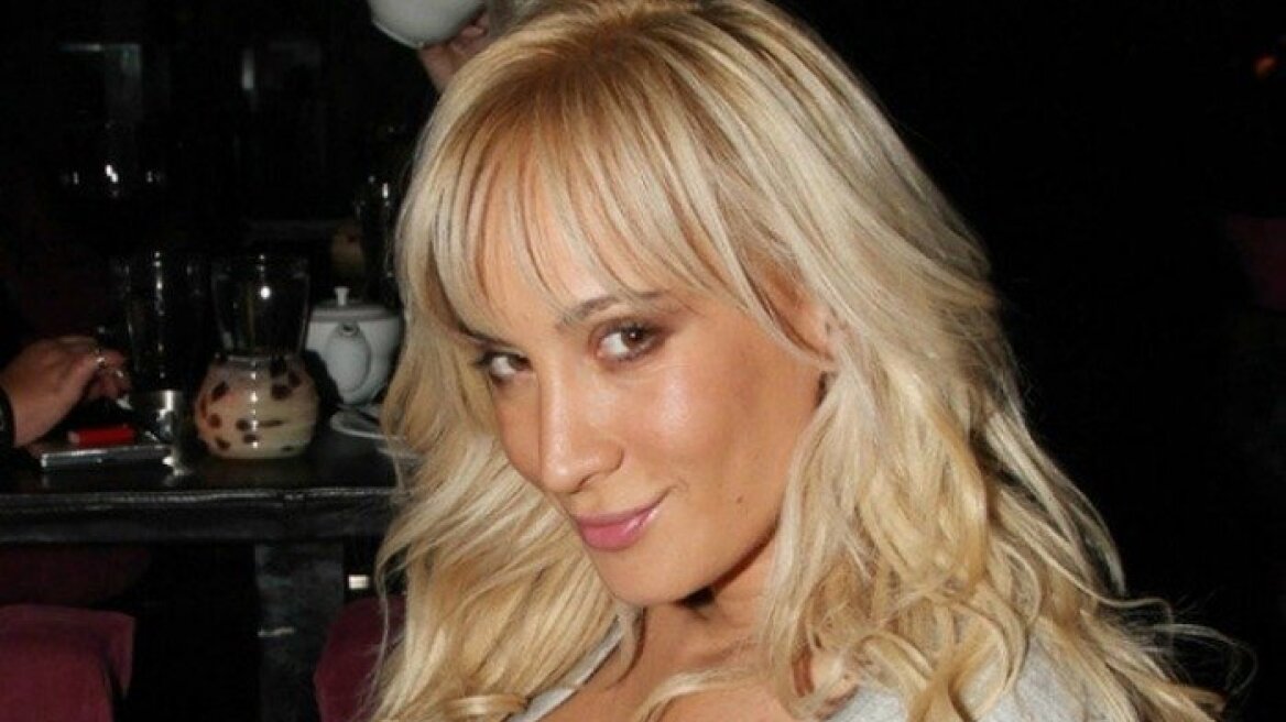 Hot Maria Matsouka goes for a swim (photos+video)