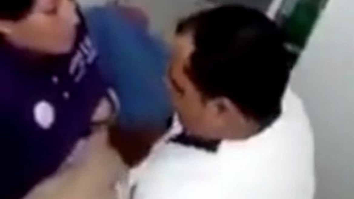 Γιατρός πιάστηκε να κάνει σεξ μέσα στο ιατρείο