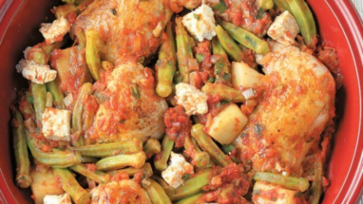 Κοτόπουλο με μπάμιες, πατάτες και φέτα στον φούρνο