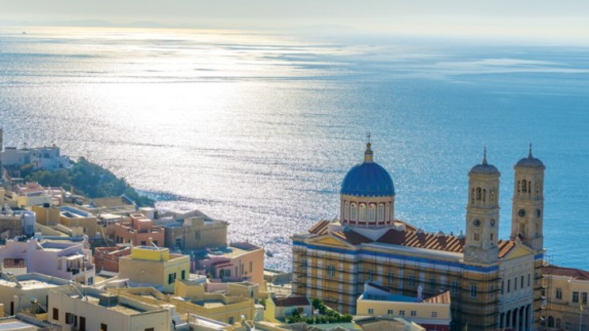 Η Ελένη Ψυχούλη μας ταξιδεύει στη Σύρο