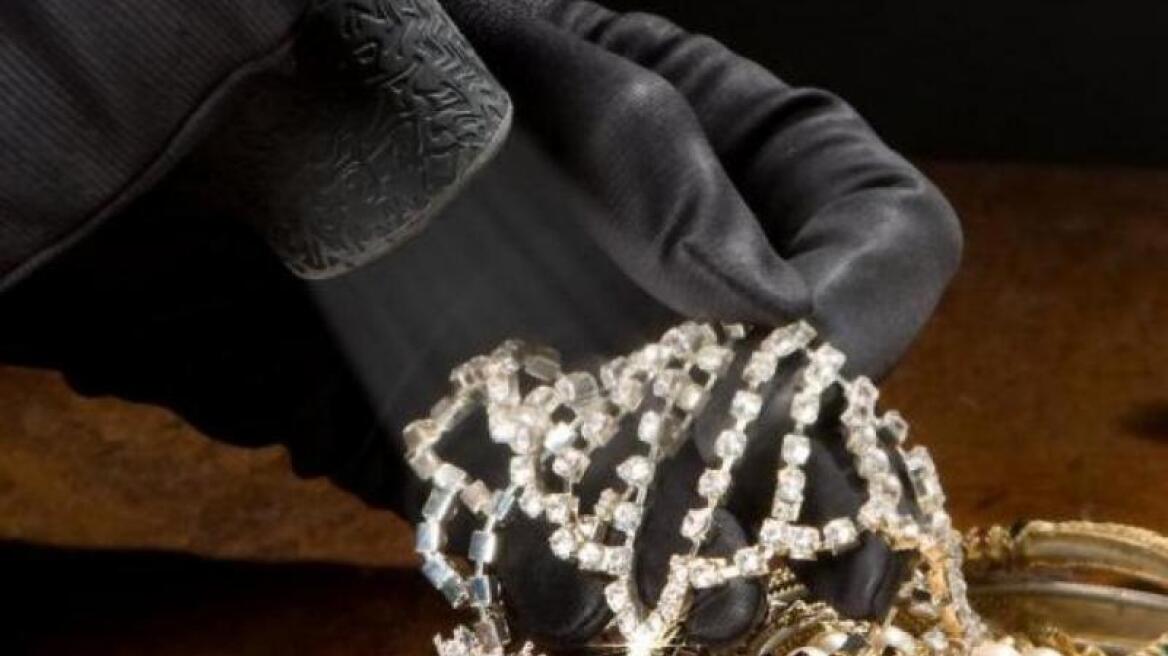 Λασίθι: Η μια απασχολούσε και η άλλη έκλεβε κοσμήματα