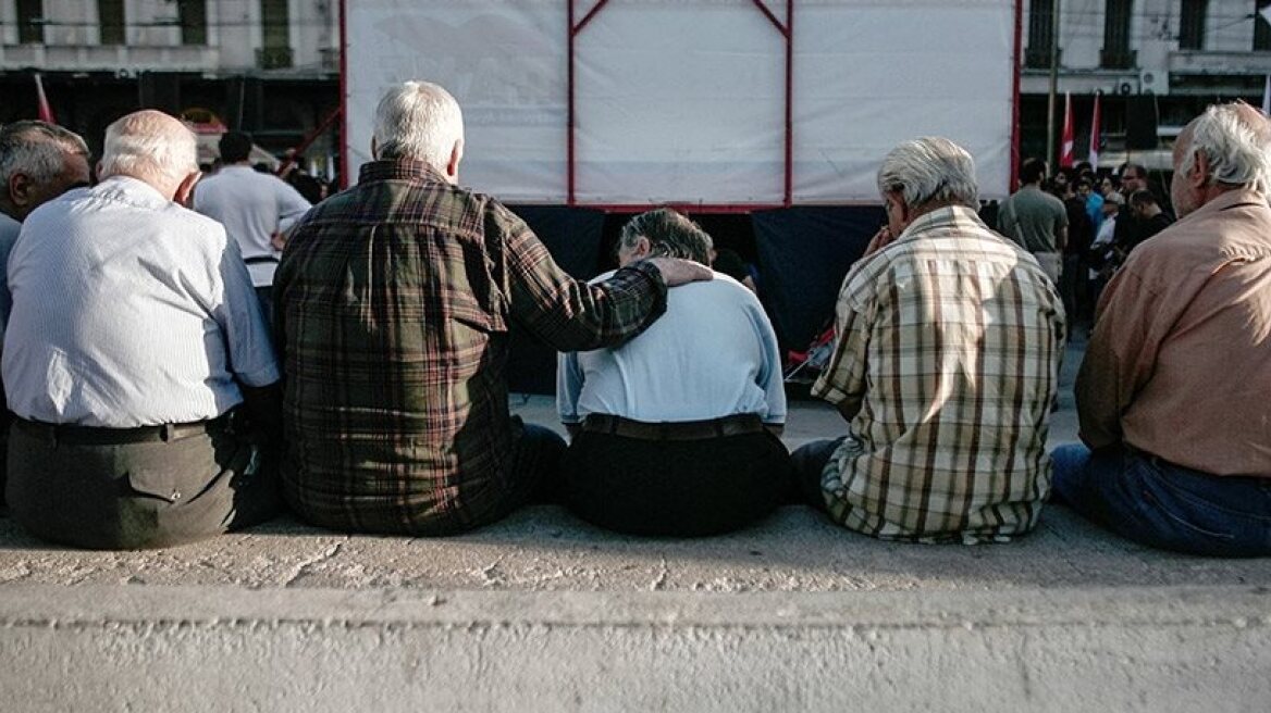 Thousands of pensioners forced to get by on 460 Euros a month!