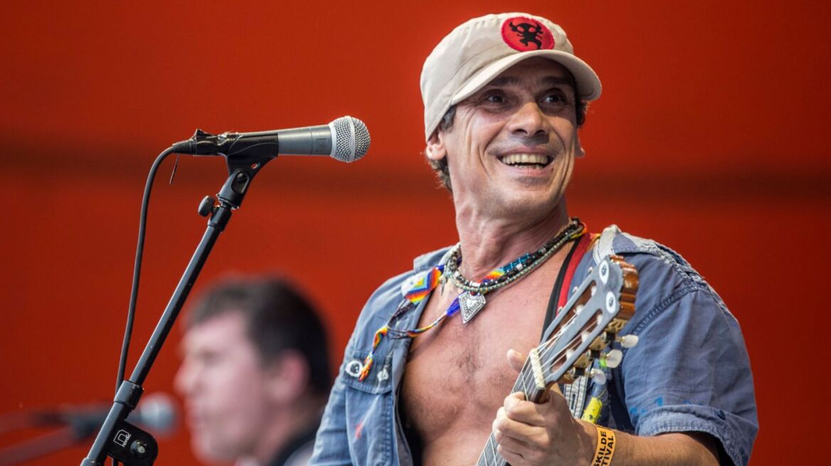 Ο Manu Chao τραγουδάει ξαφνικά σε πλατεία του Παγκρατίου (βίντεο)