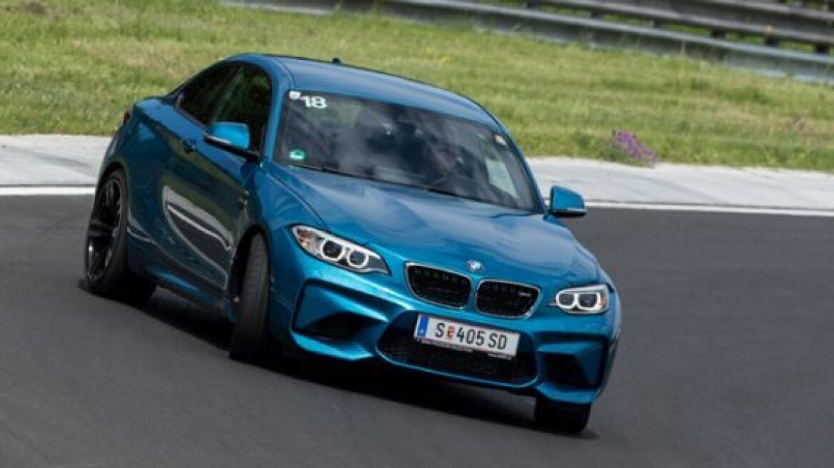Video: "Διπλώνουμε" BMW την M2...