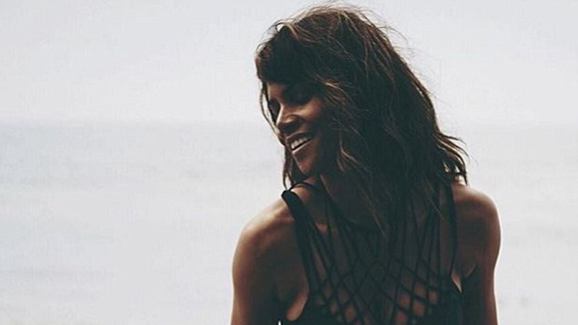 ‘Fine’ Halle Berry in black bikini (photo)