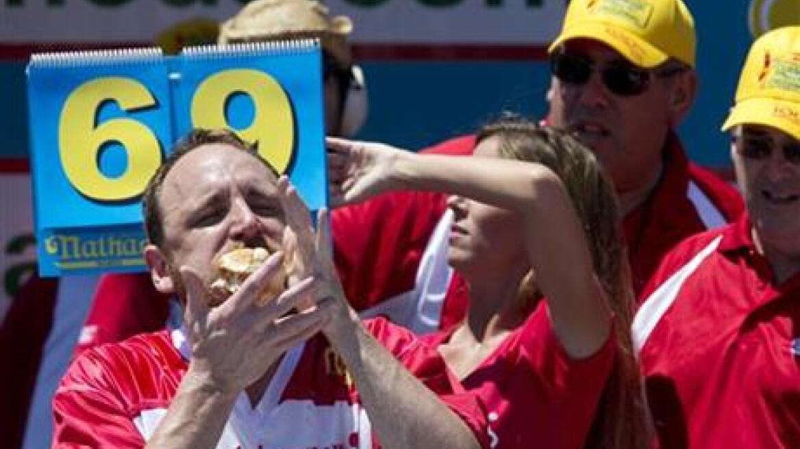 Βίντεο: Έσπασε όλα τα ρεκόρ τρώγωντας 71 χοτ ντογκ σε 10 λεπτά
