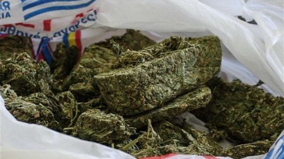 Ερευνα: Όσοι ανακατεύουν κάνναβη με καπνό, αυξάνουν τον κίνδυνο εξάρτησης