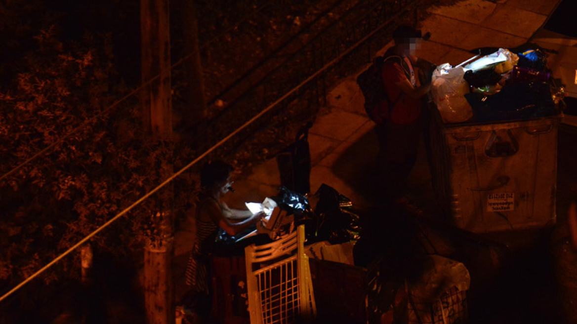 Φωτογραφίες: Εξαθλιωμένοι Έλληνες ψάχνουν φαγητό στα σκουπίδια...