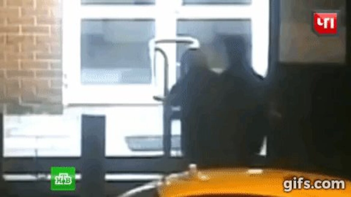 Βίντεο: Άγριο ξύλο μεταξύ Αμερικανού διπλωμάτη και Ρώσου φρουρού στη Μόσχα