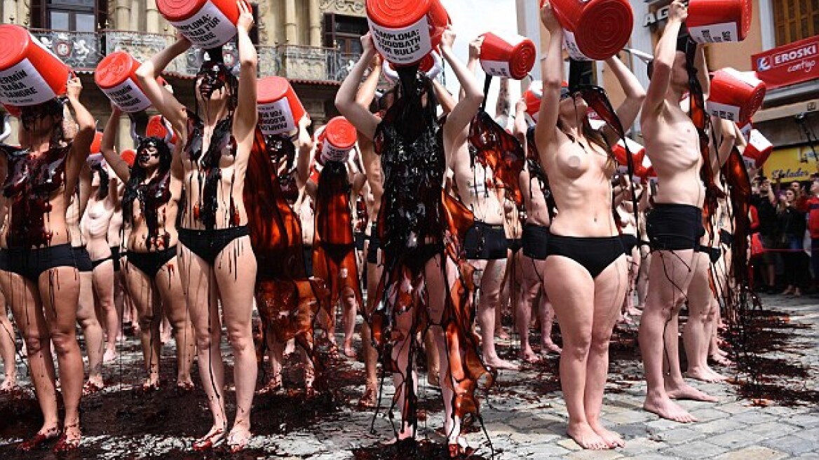Semi-naked PETA protesters covered in paint (photos+video)