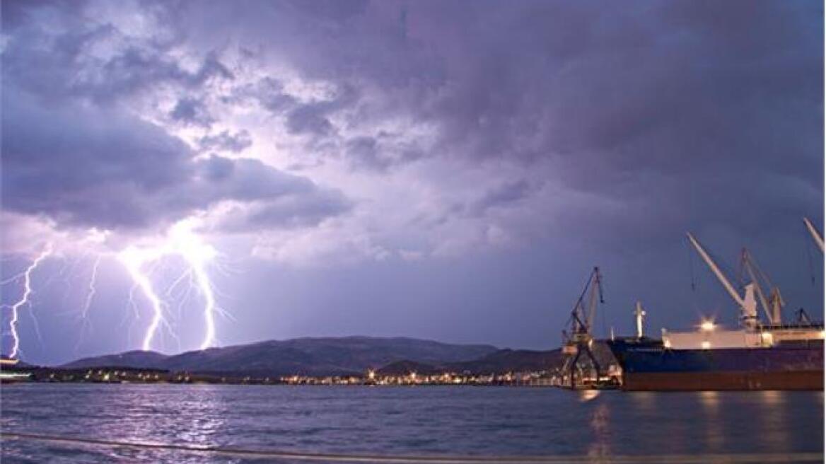 Μπουρίνι σάρωσε τη νύχτα τον Βόλο - Πλημμύρισαν δρόμοι, ακινητοποιήθηκαν ΙΧ